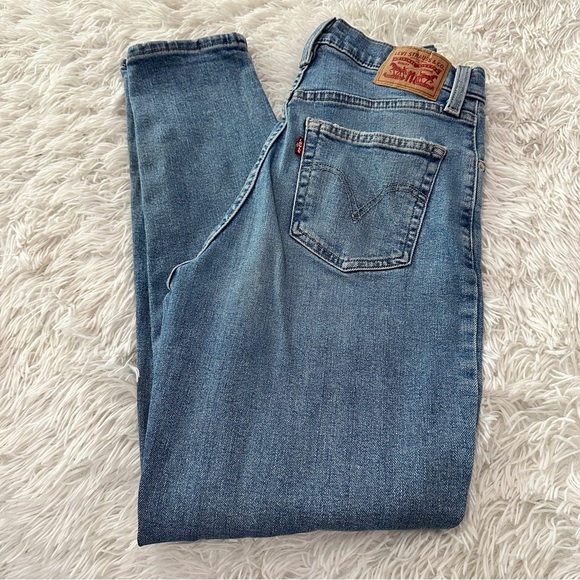 Levi’s High Waisted Mom Jeans Sz 26 Light Wash Distressed Denim - Picture 2 of 14